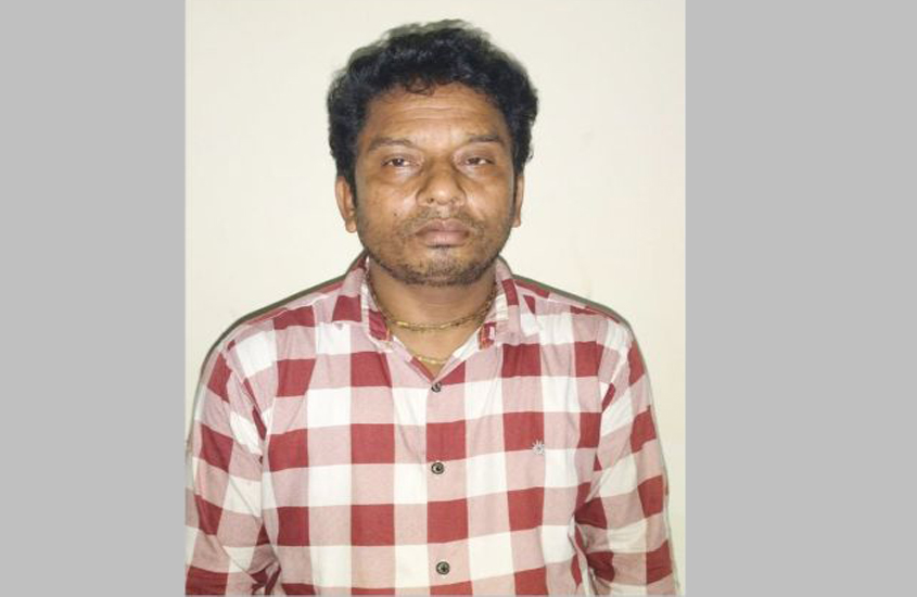 বড়লেখায় লাফ দিয়ে সম্ভ্রম বাঁচালেন কলেজছাত্রী, অটোচ...