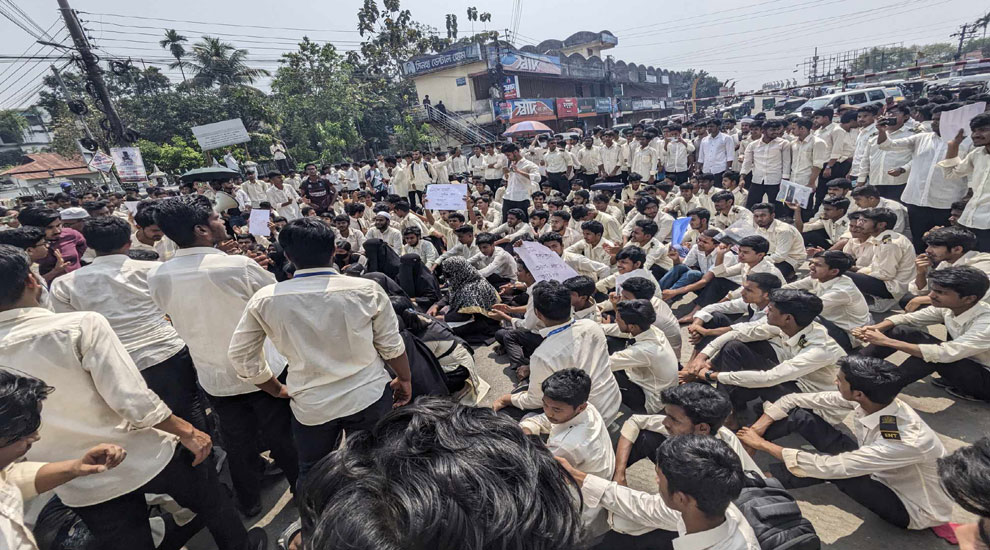 সিলেটে সড়ক অবরোধ করে পলিটেকনিক শিক্ষার্থীদের বিক্ষ...