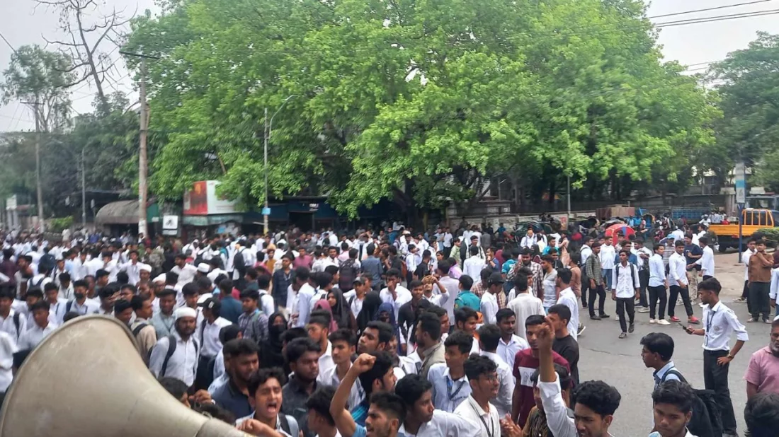 ৬ দফা দাবিতে পলিটেকনিকের শিক্ষার্থীদের সাতরাস্তা ম...