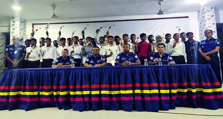 ১২০ টাকায় পুলিশে চাকরি পেল ২৫ তরুণ-তরুণী...