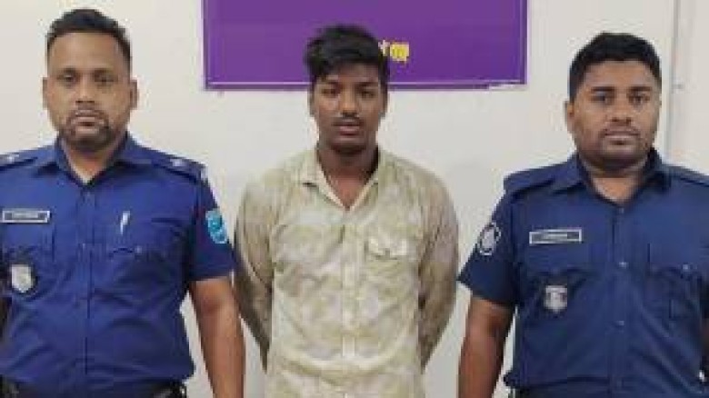 বাথরুমের ভেন্টিলেটর দিয়ে কলেজছাত্রীর গোস