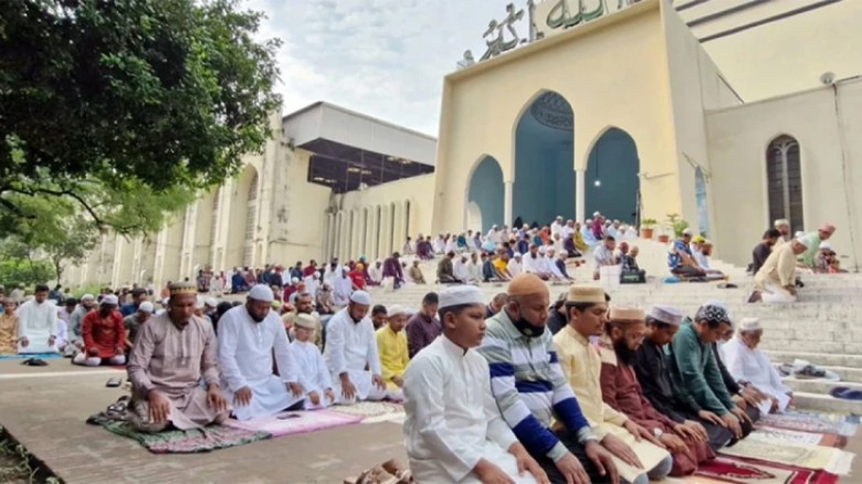 বায়তুল মোকাররমে মুসল্লির ঢল