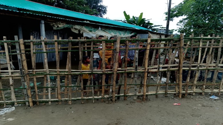 জগন্নাথপুরে ৫ পরিবারকে বাঁশের বেড়া দিয়ে 