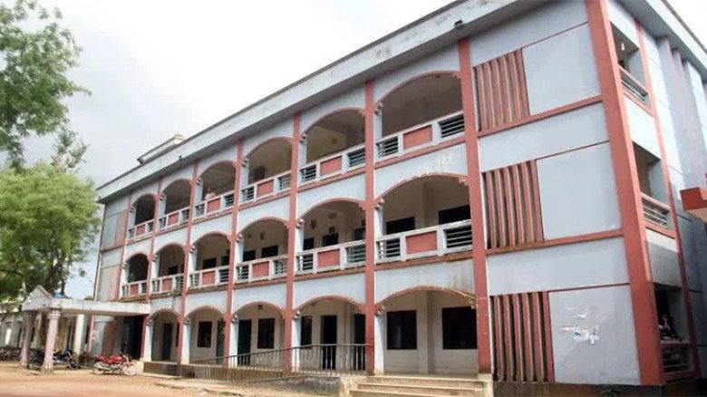 শিক্ষক সংকট, আধুনিক প্রযুক্তি ও অবকাঠামো