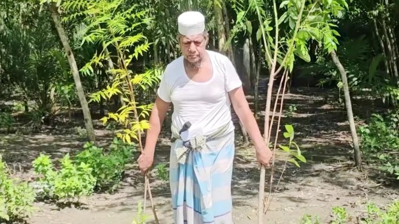 ৩৪ বছর ধরে নিজ উদ্যোগে গাছ লাগিয়ে গ্রামে