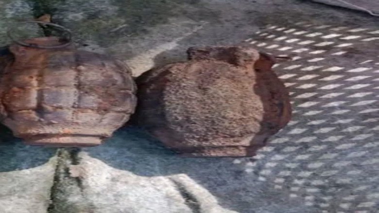 জৈন্তাপুরে নদী থেকে পুরোনো SLR ও হ্যান্ড
