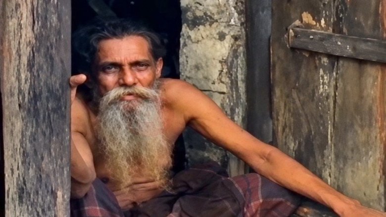 জগন্নাথপুরে ৫০ বছরের পুরোনো কবরে ২০ বছর ধরে জীবিত মানুষের বসতি!