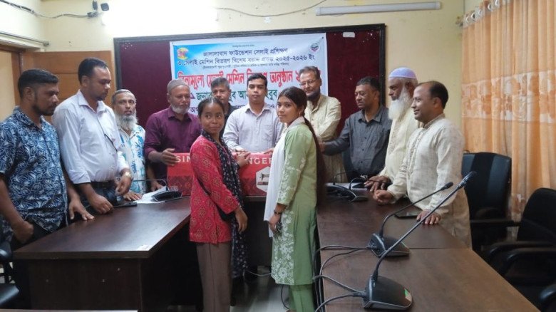 বড়লেখায় অসচ্ছল নারীদের বিনামূল্যে সেলাই 