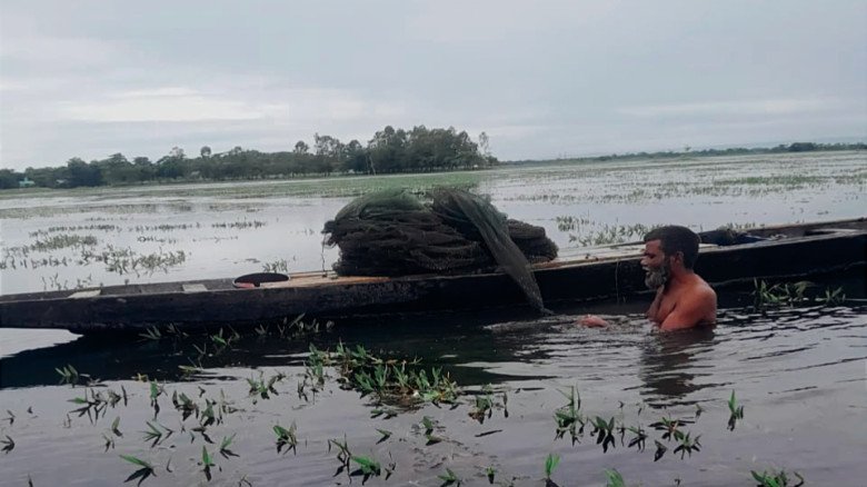 শান্তিগঞ্জে বিলে অবৈধ জাল ও বাঁধে মাছ শি