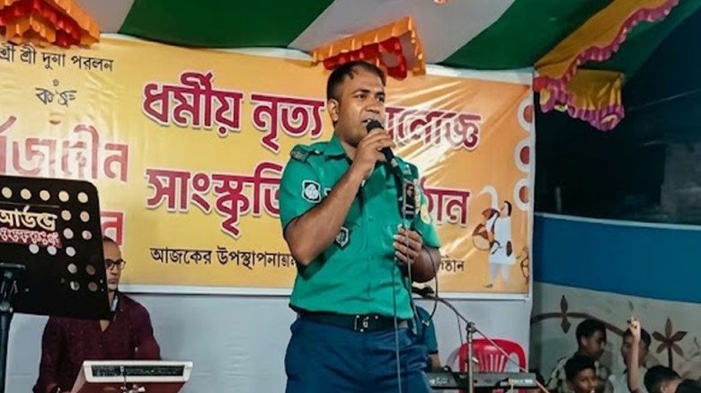 সিলেটে পূজামণ্ডপে নেচে-গেয়ে ক্লোজড পুলিশ