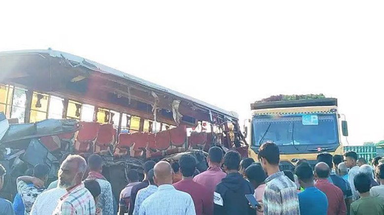 পেট্রলপাম্পের সামনে ট্রাকে ধাক্কা বাসের,