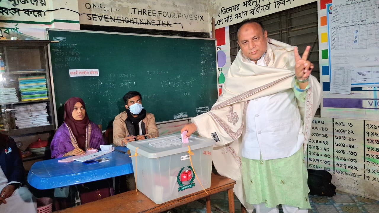 যে কেন্দ্রে ভোট দিলেন সিলেট-৬ আসনের বিএনপির প্রার্...