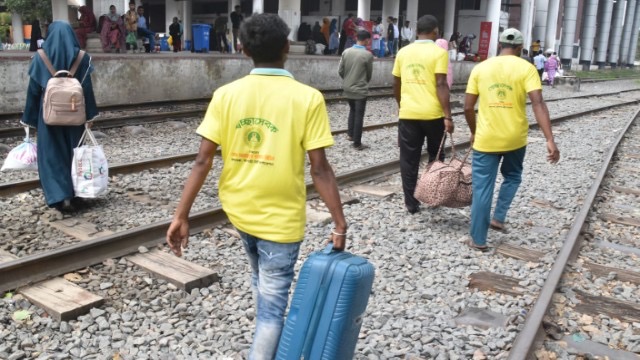 ঈদ উপলক্ষে ট্রেন যাত্রীদের সহায়তায় রাসিক  প্রশাস...