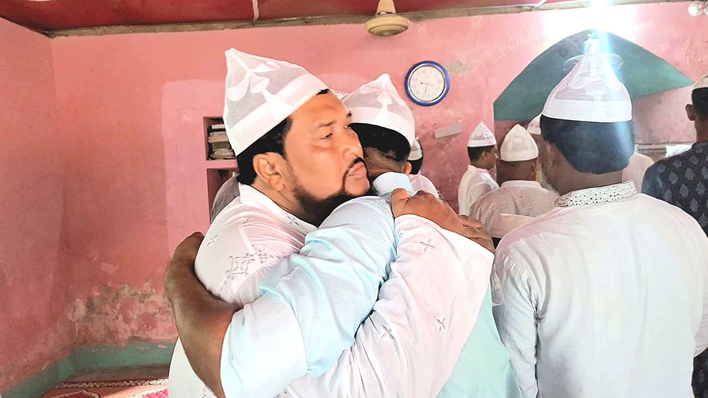 সৌদির সঙ্গে মিল রেখে বরগুনার কয়েক গ্রামে ঈদ উদযাপন...