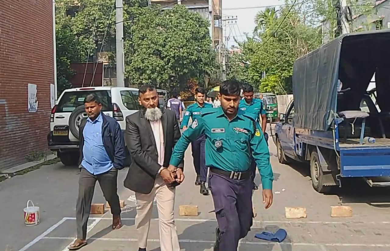 নারী লোভী অধ্যক্ষ ধ'র্ষ'ণ মামলায় কারাগারে...