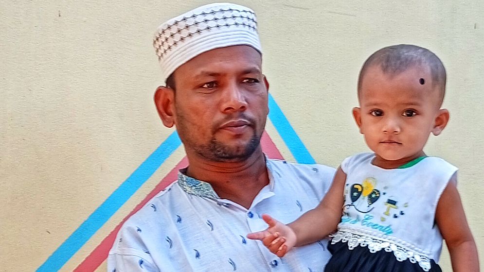 বোরকা পরে এসে যুবদল কর্মীকে স্ত্রী-কন্যার সামনে গু...