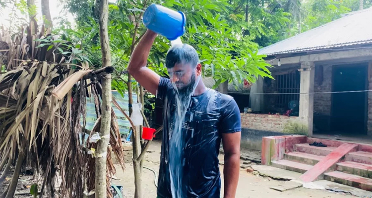 দুধ দিয়ে গোসল করে রাজনীতি ছাড়লেন ছাত্রলীগ নেতা...