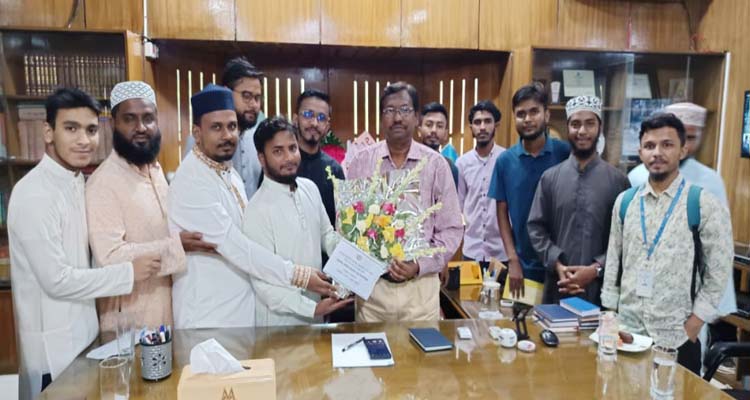 এম.সি কলেজের নবনিযুক্ত অধ্যক্ষের সাথে কলেজ তালামীযের ফুলেল শুভেচ্ছা বিনিময়