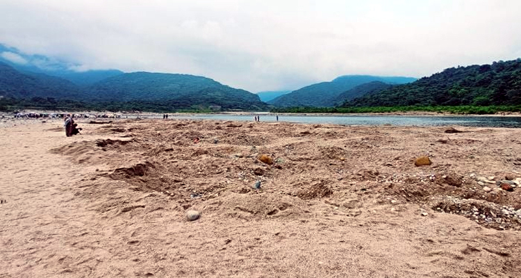 লুট হওয়া সাদা পাথর আগের জায়গায় ফেলতে হবে: হাইকোর্ট...