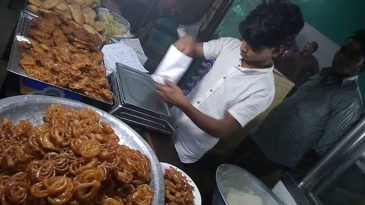 বিয়ানীবাজারে ইফতারে জিলাপি ছাড়া যেন পূর্