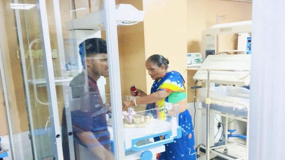 কেঁদে বেঁচে গেল নবজাতক...