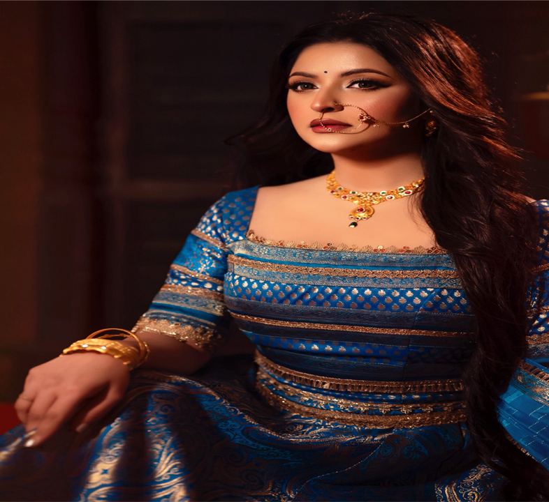 নতুন সাজ-পোশাকে এসে চমকে দেন ভক্তদের-চিত্রনায়িকা প...
