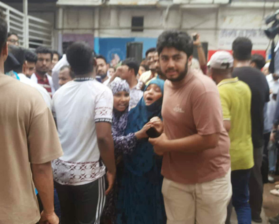 'আমার মেয়ে কোথায় আছে একটু বলেন' সন্তানের খোঁজে মা...