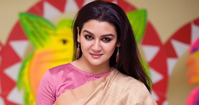 কাজ কমিয়ে দিতে চান অভিনেত্রী, বছরে মাত্র একটি বা দ...