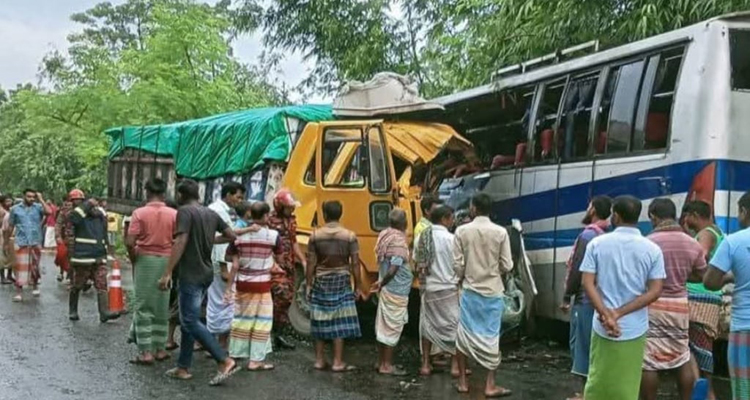 বাস-ট্রাকের মুখোমুখি সংঘর্ষে নিহত ৩