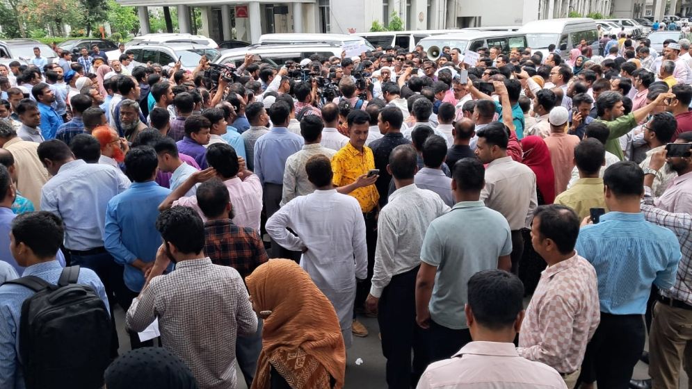 কী আছে সরকারি চাকরি অধ্যাদেশে, কেন এটি বাতিল চেয়ে ...