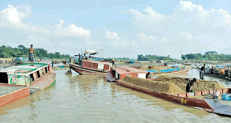 দোয়ারাবাজারে অবৈধভাবে বালু উত্তোলনকালে ট্রাকসহ আটক ২