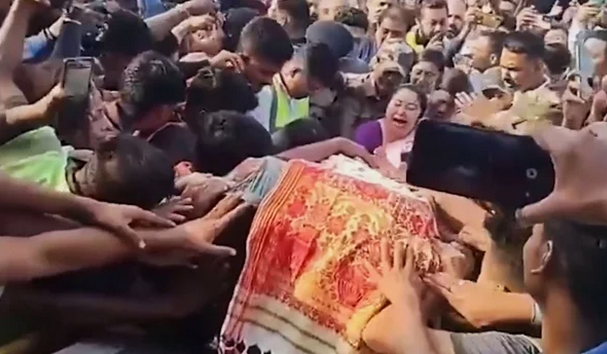 জুবিনের কফিন ধরে কান্নায় ভেঙে পড়লেন স্ত্রী ‘গারিমা’।