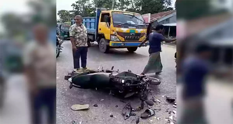 সড়কে ট্রাকের ধাক্কায় ছিটকে ২ তরুণের মৃত্যু