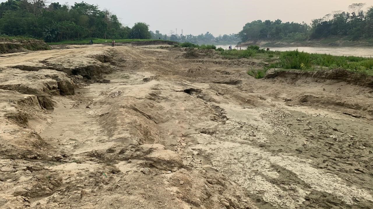 বিয়ানীবাজারের আঙ্গারজুর এলাকায় কুশিয়ারা নদীর জেগে ওঠা চর ও অবৈধ বালু লুট